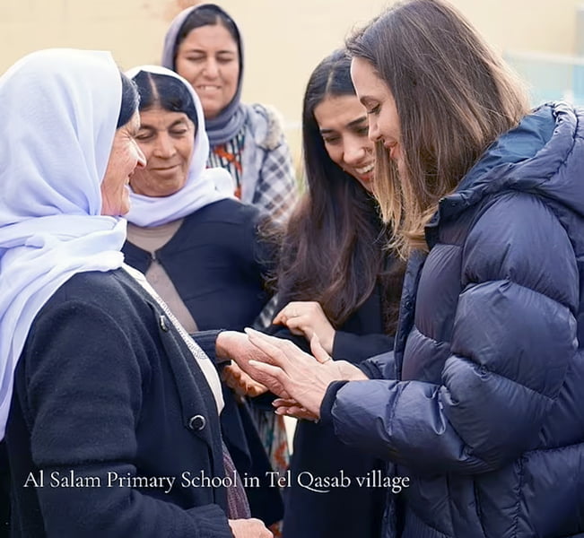 Angelina Jolie' with Iraq's people